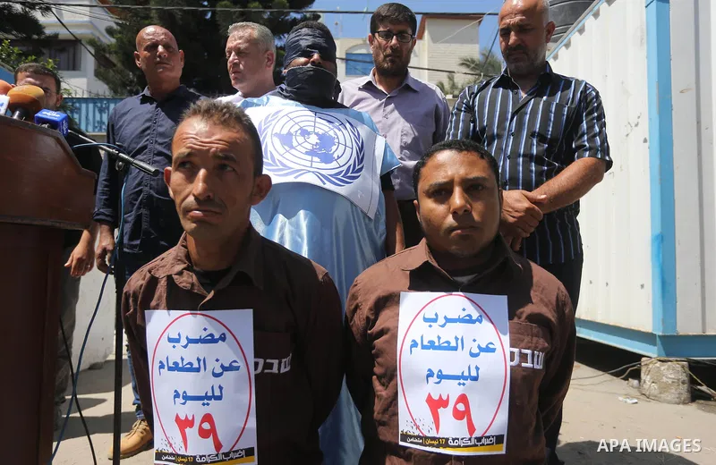 Palestinians take part in a protest in support of Palestinian prisoners held in Israeli jails, in Gaza City May 25, 2017. Photo by Mohammed Asad