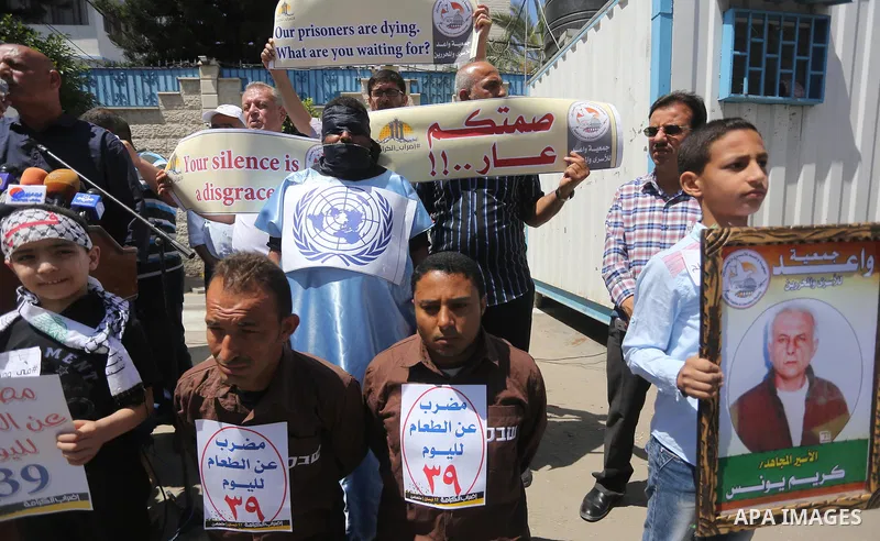 Palestinians take part in a protest in support of Palestinian prisoners held in Israeli jails, in Gaza City May 25, 2017. Photo by Mohammed Asad