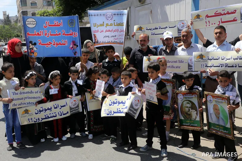 Palestinians take part in a protest in support of Palestinian prisoners held in Israeli jails, in Gaza City May 25, 2017. Photo by Mohammed Asad