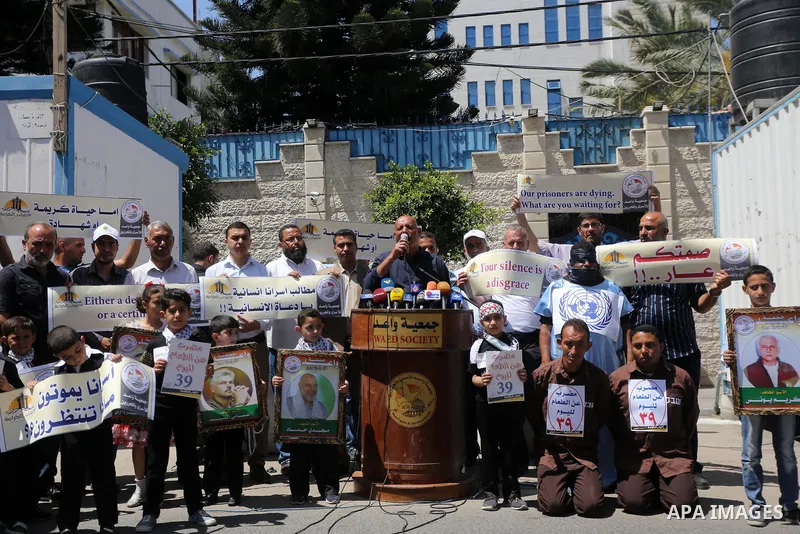 Palestinians take part in a protest in support of Palestinian prisoners held in Israeli jails, in Gaza City May 25, 2017. Photo by Mohammed Asad