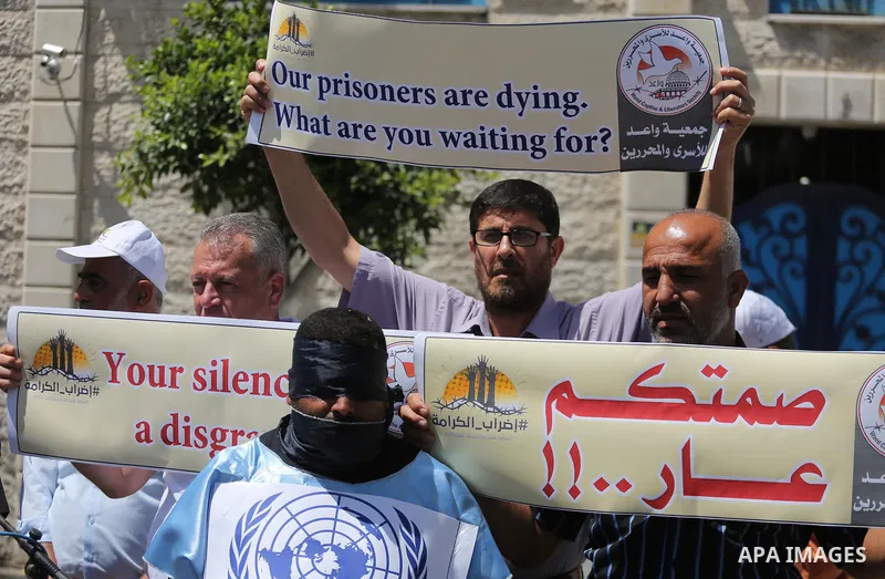 Palestinians take part in a protest in support of Palestinian prisoners held in Israeli jails, in Gaza City May 25, 2017. Photo by Mohammed Asad