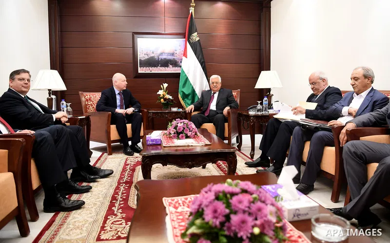 Palestinian President Mahmoud Abbas (Abu Mazen) meets with US President Donald J. Trump's envoy to the Middle East, Jason Greenblatt, in the West Bank city of Ramallah, on May 25, 2017. Photo by Osama Falah
