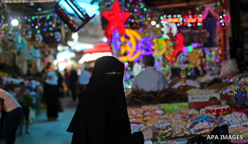 Palestinians shop at a market ahead of the Muslim holy month of Ramadan, in Gaza city, on May 25, 2017 as the faithful prepare to start fasting. Photo by Ashraf Amra