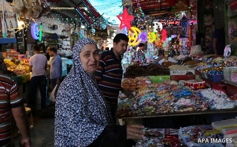 Palestinians shop at a market ahead of the Muslim holy month of Ramadan, in Gaza city, on May 25, 2017 as the faithful prepare to start fasting. Photo by Ashraf Amra