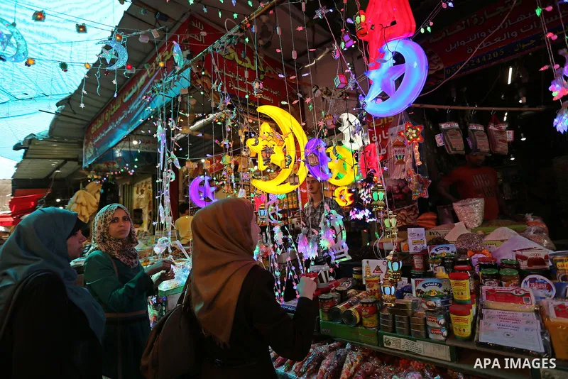 Palestinians shop at a market ahead of the Muslim holy month of Ramadan, in Gaza city, on May 25, 2017 as the faithful prepare to start fasting. Photo by Ashraf Amra