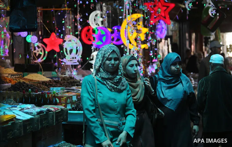 Palestinians shop at a market ahead of the Muslim holy month of Ramadan, in Gaza city, on May 25, 2017 as the faithful prepare to start fasting. Photo by Ashraf Amra