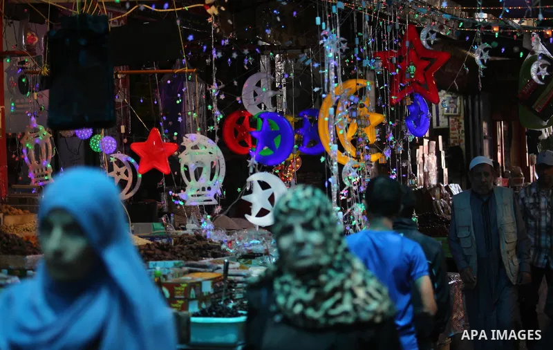 Palestinians shop at a market ahead of the Muslim holy month of Ramadan, in Gaza city, on May 25, 2017 as the faithful prepare to start fasting. Photo by Ashraf Amra