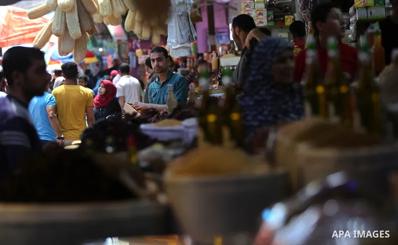 Palestinians shop at a market ahead of the Muslim holy month of Ramadan, in Gaza city, on May 25, 2017 as the faithful prepare to start fasting. Photo by Ashraf Amra