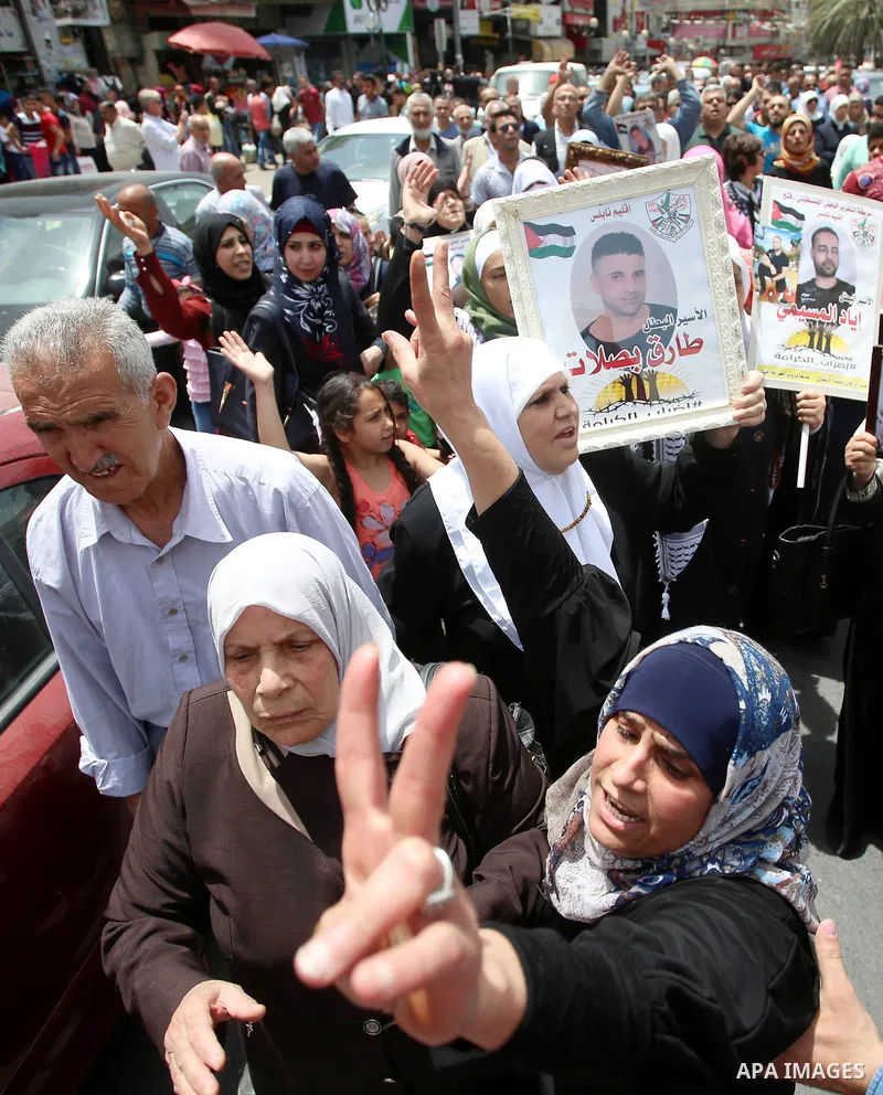 Palestinians take part during a sit-in in support of Palestinian hunger-striking prisoners held in Israeli jails, in the West Bank city of Nablus on May 25, 2017. Photo by Ayman Ameen