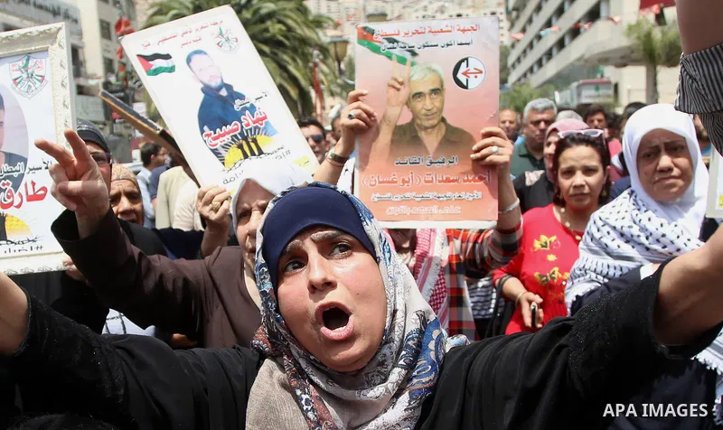 Palestinians take part during a sit-in in support of Palestinian hunger-striking prisoners held in Israeli jails, in the West Bank city of Nablus on May 25, 2017. Photo by Ayman Ameen