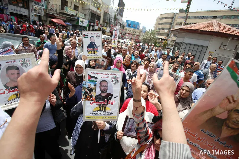 Palestinians take part during a sit-in in support of Palestinian hunger-striking prisoners held in Israeli jails, in the West Bank city of Nablus on May 25, 2017. Photo by Ayman Ameen