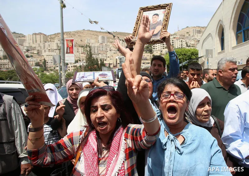 Palestinians take part during a sit-in in support of Palestinian hunger-striking prisoners held in Israeli jails, in the West Bank city of Nablus on May 25, 2017. Photo by Ayman Ameen