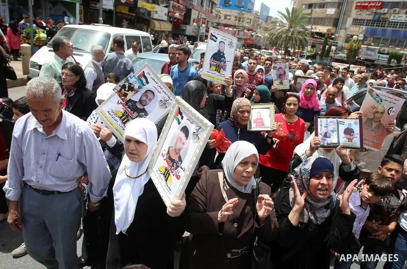 Palestinians take part during a sit-in in support of Palestinian hunger-striking prisoners held in Israeli jails, in the West Bank city of Nablus on May 25, 2017. Photo by Ayman Ameen
