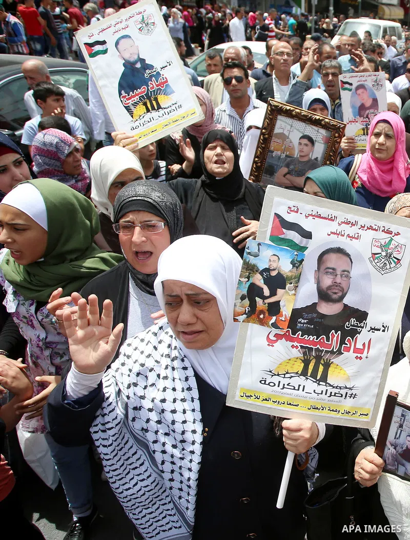 Palestinians take part during a sit-in in support of Palestinian hunger-striking prisoners held in Israeli jails, in the West Bank city of Nablus on May 25, 2017. Photo by Ayman Ameen