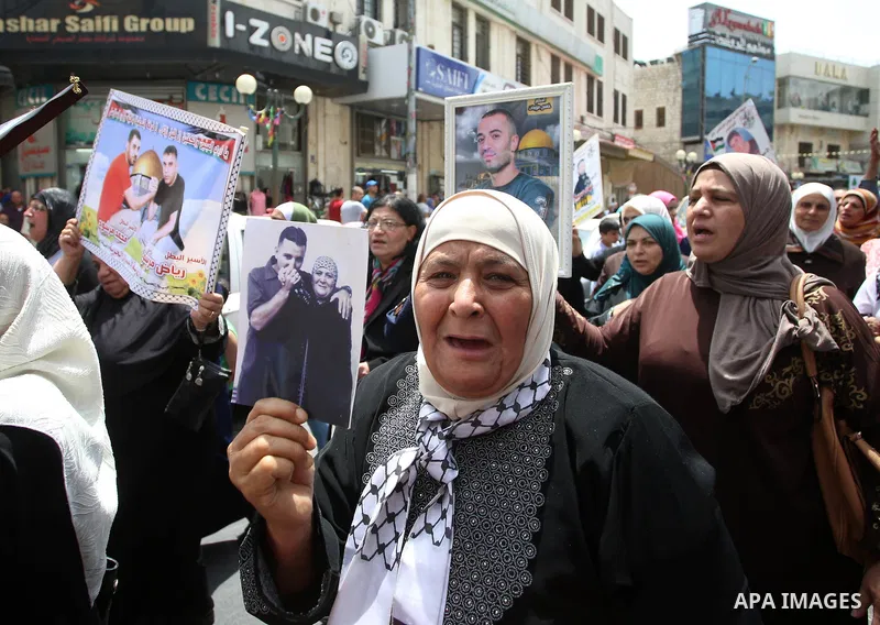 Palestinians take part during a sit-in in support of Palestinian hunger-striking prisoners held in Israeli jails, in the West Bank city of Nablus on May 25, 2017. Photo by Ayman Ameen