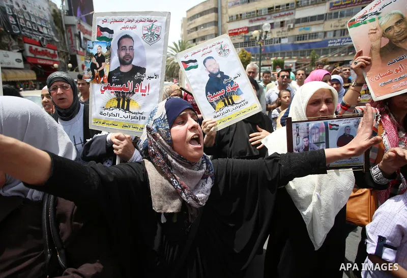 Palestinians take part during a sit-in in support of Palestinian hunger-striking prisoners held in Israeli jails, in the West Bank city of Nablus on May 25, 2017. Photo by Ayman Ameen