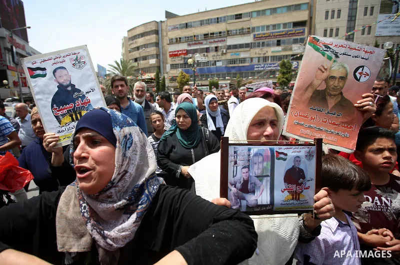 Palestinians take part during a sit-in in support of Palestinian hunger-striking prisoners held in Israeli jails, in the West Bank city of Nablus on May 25, 2017. Photo by Ayman Ameen