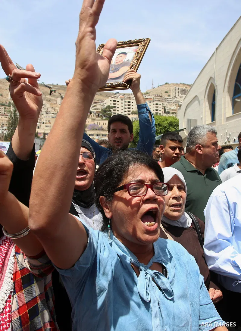 Palestinians take part during a sit-in in support of Palestinian hunger-striking prisoners held in Israeli jails, in the West Bank city of Nablus on May 25, 2017. Photo by Ayman Ameen
