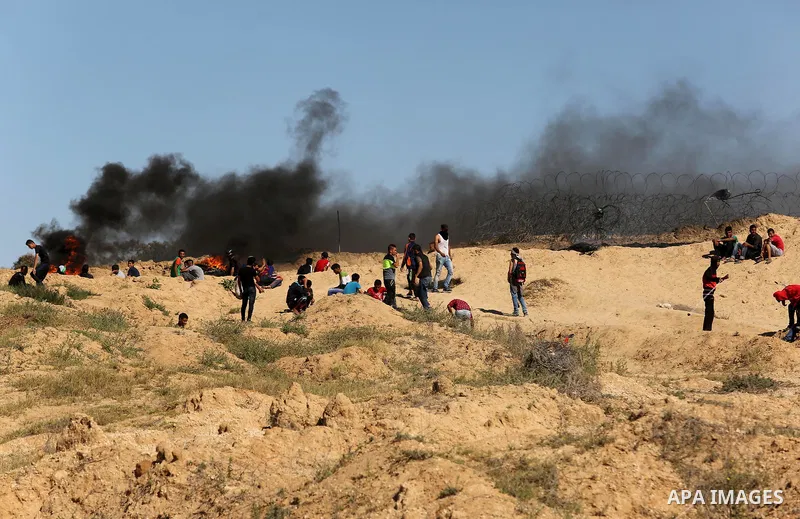 Palestinian protesters clash with Israeli security forces near the border between Israel and Central Gaza Strip May 26, 2017. Photo by Ashraf Amra