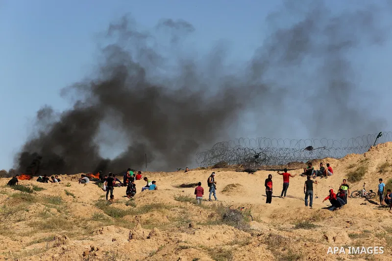 Palestinian protesters clash with Israeli security forces near the border between Israel and Central Gaza Strip May 26, 2017. Photo by Ashraf Amra