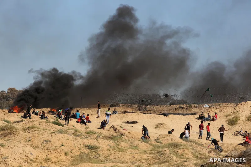 Palestinian protesters clash with Israeli security forces near the border between Israel and Central Gaza Strip May 26, 2017. Photo by Ashraf Amra