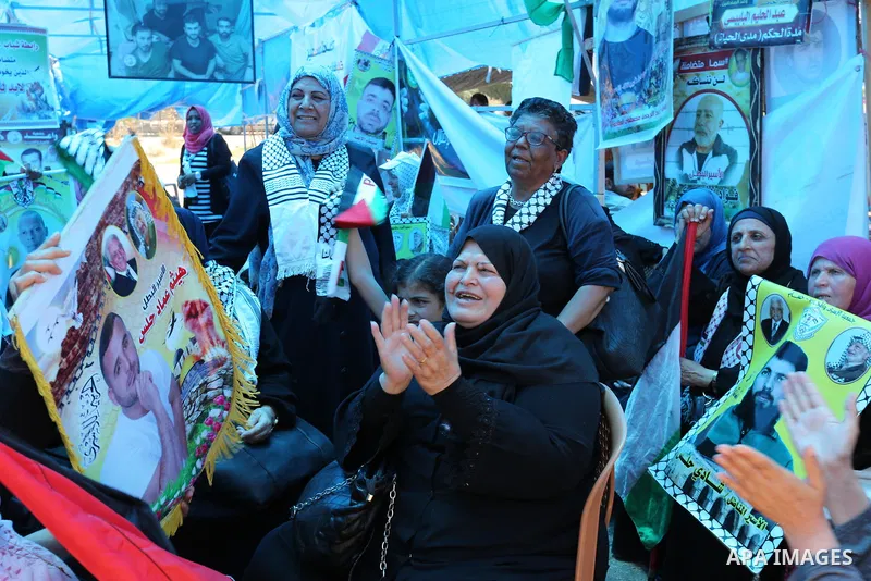 Palestinians celebrate after Palestinian prisoners in Israeli jails suspend hunger strike, in Gaza city on May 27, 2017. Hundreds of Palestinian prisoners on Saturday ended a 40-day hunger strike over conditions in Israe...