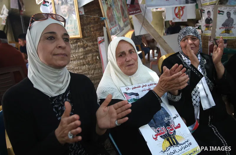 Palestinians celebrate after Palestinian prisoners ended a hunger strike over their conditions in Israeli jails, in the West Bank city of Nablus May 27, 2017. Hundreds of Palestinian prisoners on Saturday ended a 40-day...