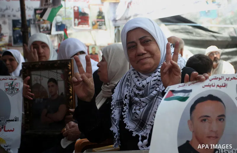 Palestinians celebrate after Palestinian prisoners ended a hunger strike over their conditions in Israeli jails, in the West Bank city of Nablus May 27, 2017. Hundreds of Palestinian prisoners on Saturday ended a 40-day...