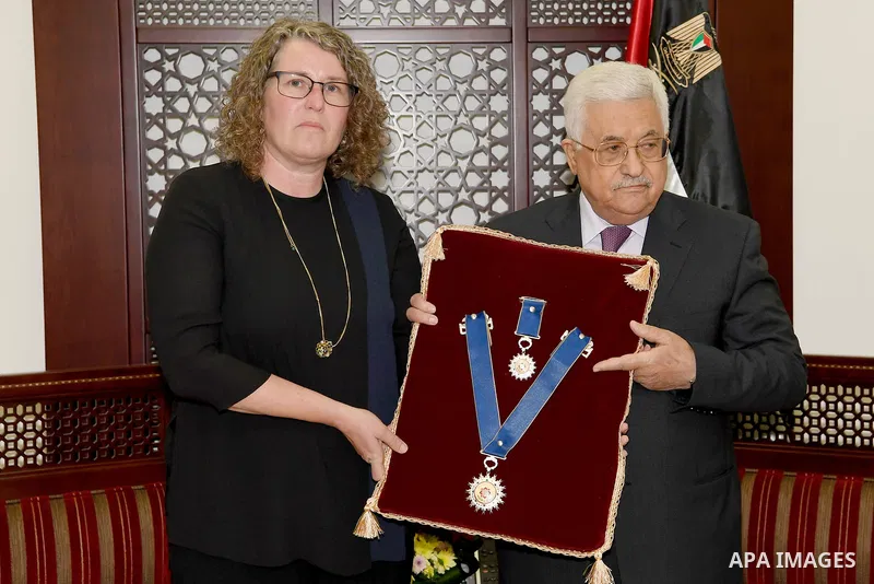 Palestinian President Mahmoud Abbas honours the family of The late Ambassador Azmi al-Daka in the West Bank city of Ramallah on May 31, 2017. Photo by Osama Falah