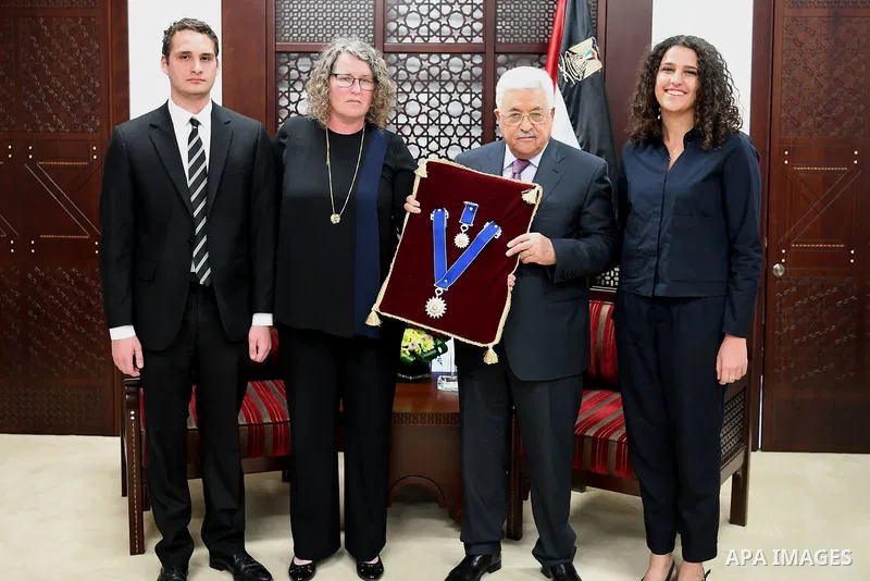 Palestinian President Mahmoud Abbas honours the family of The late Ambassador Azmi al-Daka in the West Bank city of Ramallah on May 31, 2017. Photo by Osama Falah