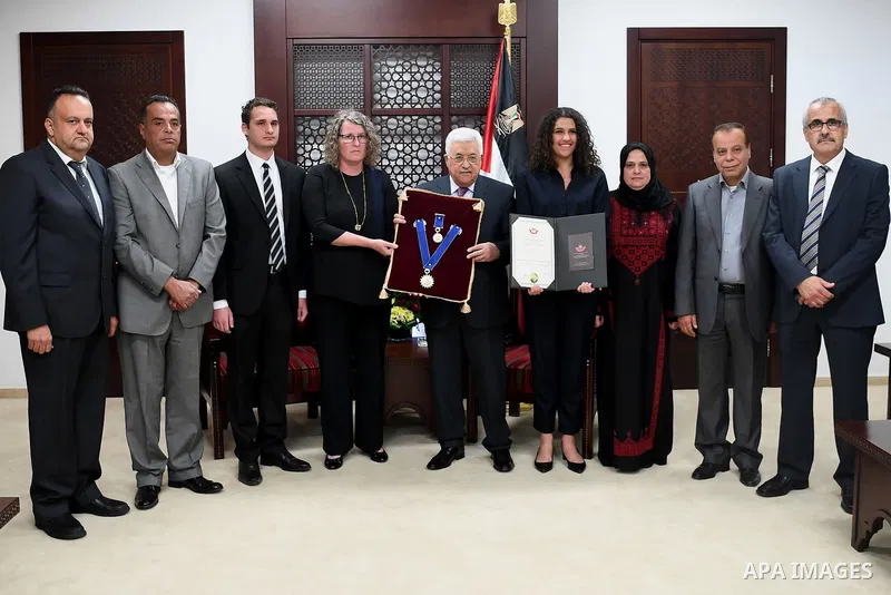 Palestinian President Mahmoud Abbas honours the family of The late Ambassador Azmi al-Daka in the West Bank city of Ramallah on May 31, 2017. Photo by Osama Falah