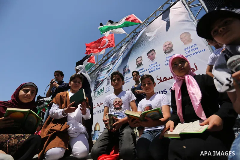 Palestinian children hold copies of Koran during a rally to mark the 7th anniversary of the Mavi Marmara Gaza flotilla incident, at the seaport of Gaza City May 31, 2017. Nine activists, eight Turkish and one Turkish-Ame...