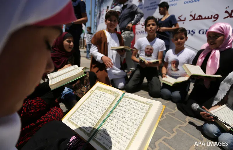 Palestinian children read copies of Koran during a rally to mark the 7th anniversary of the Mavi Marmara Gaza flotilla incident, at the seaport of Gaza City May 31, 2017. Nine activists, eight Turkish and one Turkish-Ame...