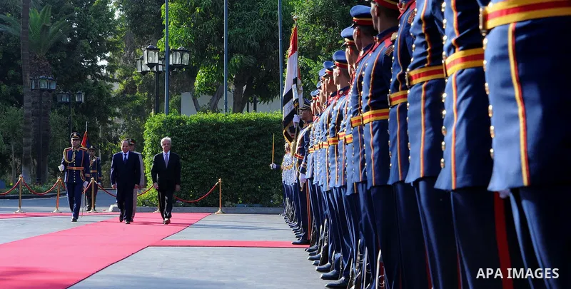 Egyptian President Abdel Fattah al-Sisi and Uruguay's President Tabare Vazquez review the honor guards in Cairo, Egypt, on May 31, 2017. Photo by Egyptian President Office
