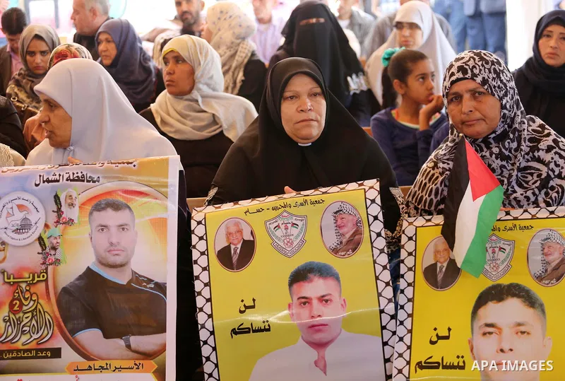 Palestinians take part in a protest to show solidarity with Palestinian prisoners held in Israeli jails, in front of Red cross office in Gaza city on June 05, 2017. Photo by Mohammed Asad