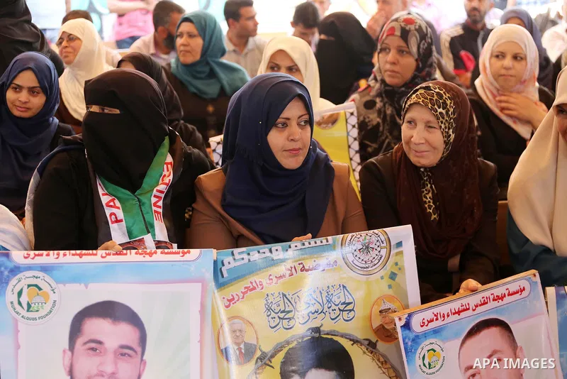 Palestinians take part in a protest to show solidarity with Palestinian prisoners held in Israeli jails, in front of Red cross office in Gaza city on June 05, 2017. Photo by Mohammed Asad