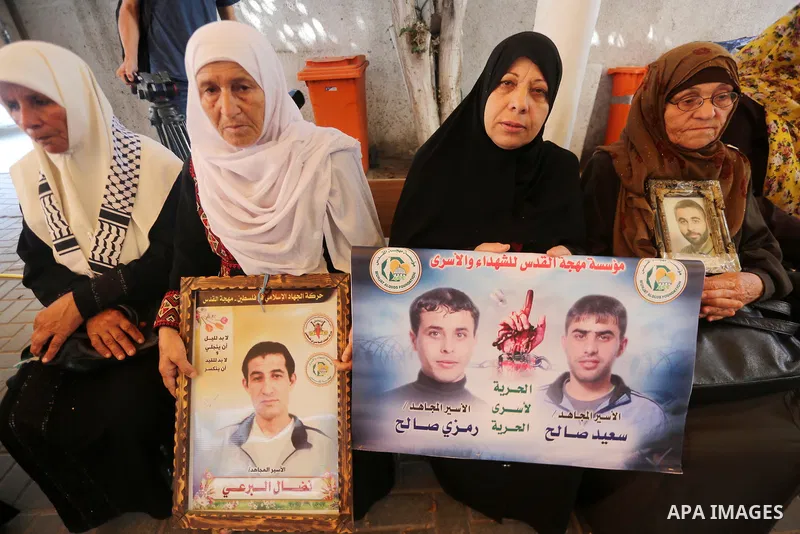 Palestinians take part in a protest to show solidarity with Palestinian prisoners held in Israeli jails, in front of Red cross office in Gaza city on June 05, 2017. Photo by Mohammed Asad