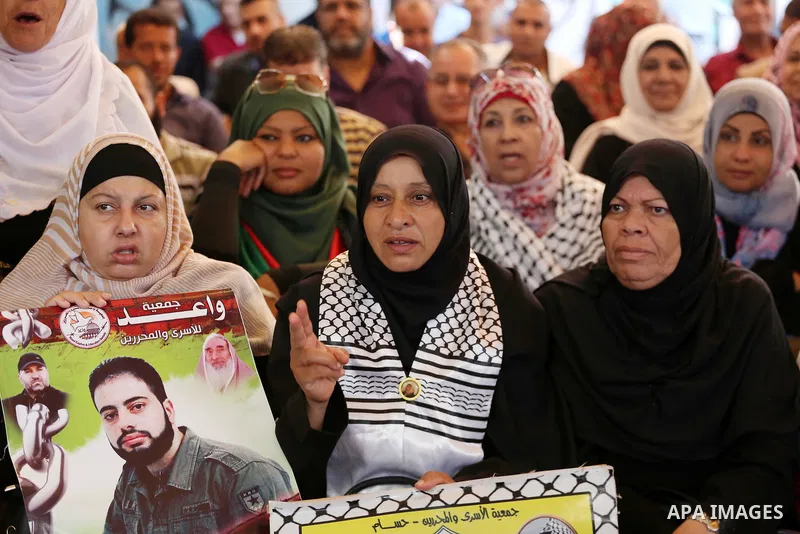 Palestinians take part in a protest to show solidarity with Palestinian prisoners held in Israeli jails, in front of Red cross office in Gaza city on June 05, 2017. Photo by Mohammed Asad