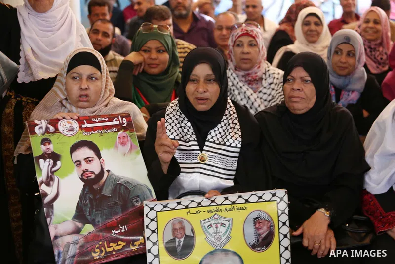 Palestinians take part in a protest to show solidarity with Palestinian prisoners held in Israeli jails, in front of Red cross office in Gaza city on June 05, 2017. Photo by Mohammed Asad