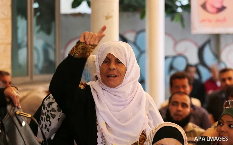 Palestinians take part in a protest to show solidarity with Palestinian prisoners held in Israeli jails, in front of Red cross office in Gaza city on June 05, 2017. Photo by Mohammed Asad