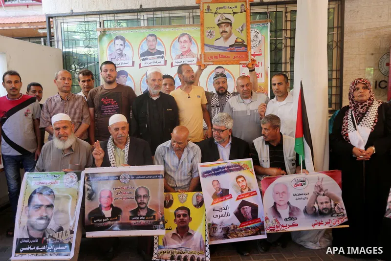 Palestinians take part in a protest to show solidarity with Palestinian prisoners held in Israeli jails, in front of Red cross office in Gaza city on June 05, 2017. Photo by Mohammed Asad