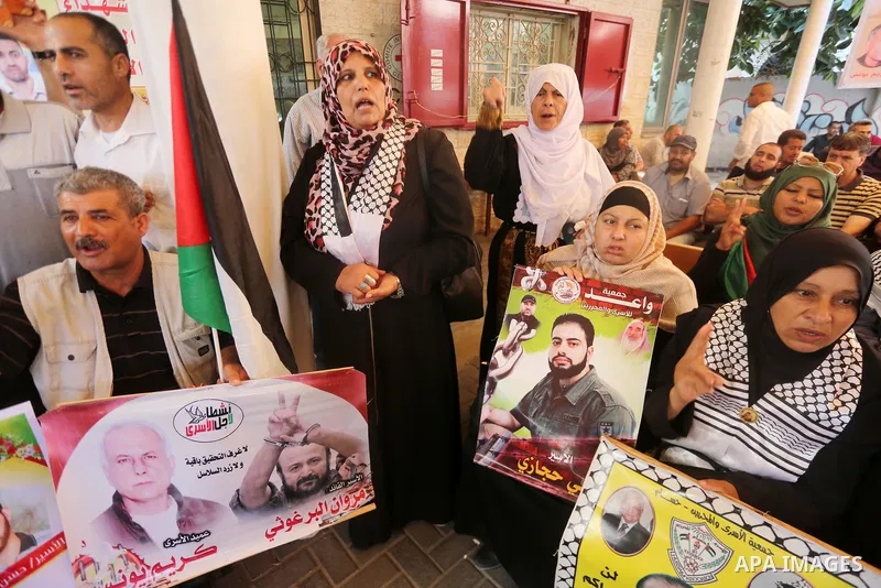 Palestinians take part in a protest to show solidarity with Palestinian prisoners held in Israeli jails, in front of Red cross office in Gaza city on June 05, 2017. Photo by Mohammed Asad
