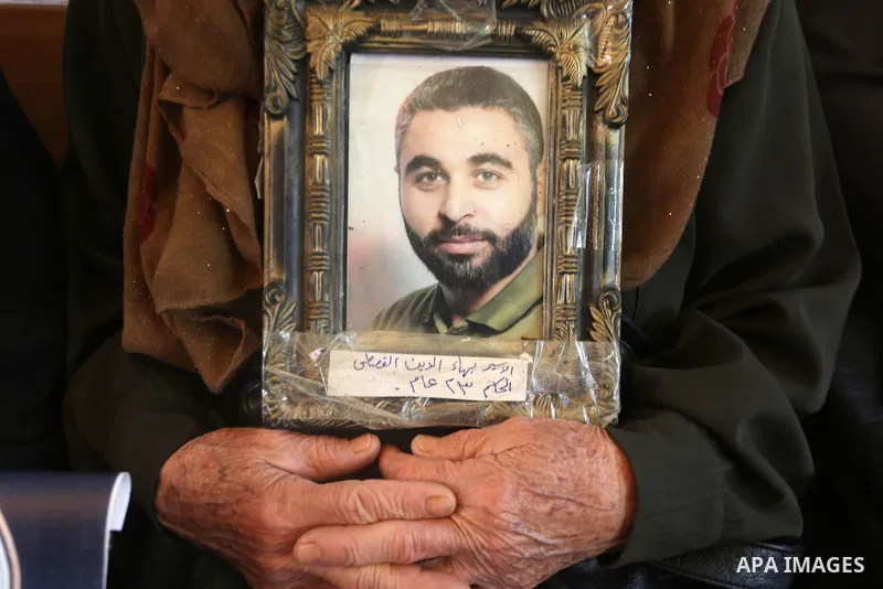 Palestinians take part in a protest to show solidarity with Palestinian prisoners held in Israeli jails, in front of Red cross office in Gaza city on June 05, 2017. Photo by Mohammed Asad