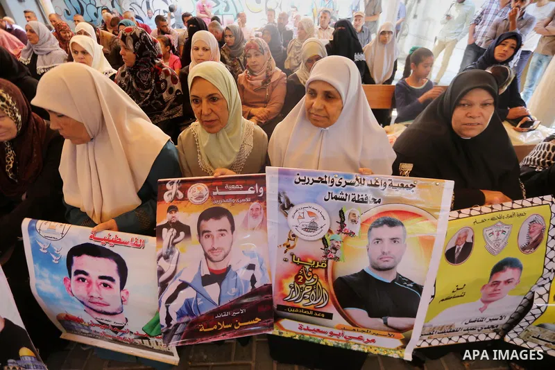 Palestinians take part in a protest to show solidarity with Palestinian prisoners held in Israeli jails, in front of Red cross office in Gaza city on June 05, 2017. Photo by Mohammed Asad