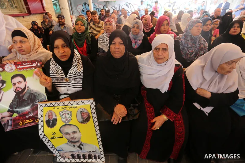 Palestinians take part in a protest to show solidarity with Palestinian prisoners held in Israeli jails, in front of Red cross office in Gaza city on June 05, 2017. Photo by Mohammed Asad