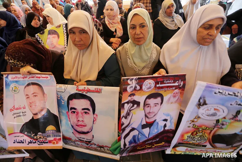 Palestinians take part in a protest to show solidarity with Palestinian prisoners held in Israeli jails, in front of Red cross office in Gaza city on June 05, 2017. Photo by Mohammed Asad