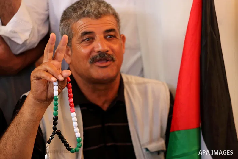 Palestinians take part in a protest to show solidarity with Palestinian prisoners held in Israeli jails, in front of Red cross office in Gaza city on June 05, 2017. Photo by Mohammed Asad