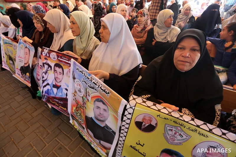 Palestinians take part in a protest to show solidarity with Palestinian prisoners held in Israeli jails, in front of Red cross office in Gaza city on June 05, 2017. Photo by Mohammed Asad
