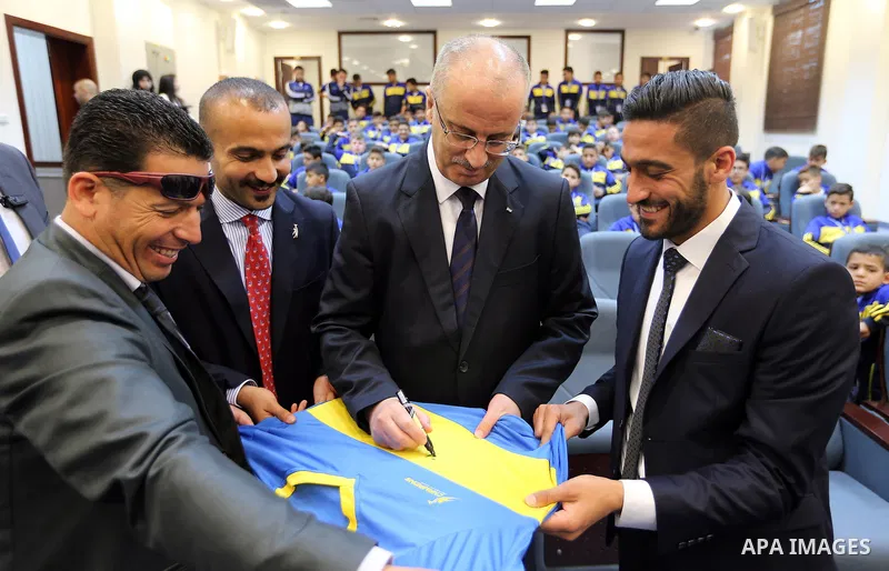 Palestinian Prime Minister Rami Hamdallah meets with children of Champions club, in the West Bank city of Ramallah on June 05, 2017. Photo by Prime Minister Office