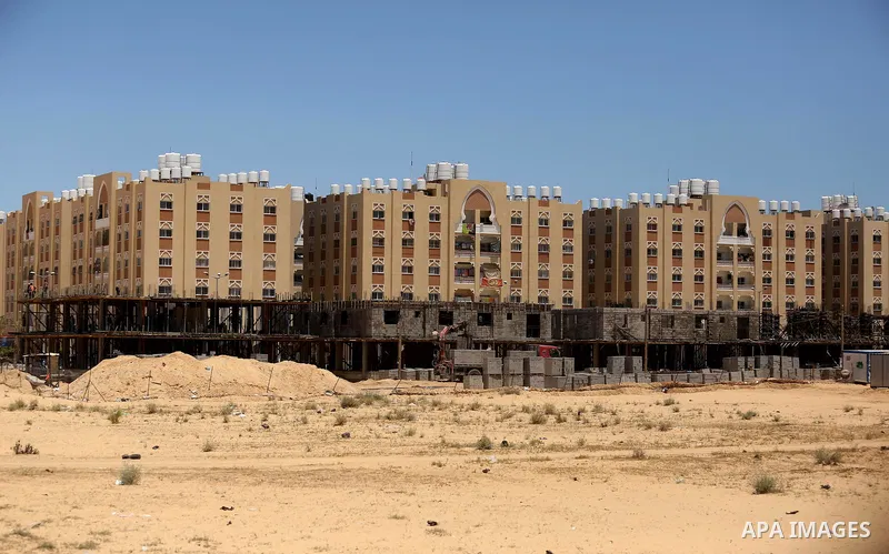 Palestinian workers work in Qatar-funded construction projects in Khan Younis in the southern Gaza Strip June 7, 2017. Photo by Ashraf Amra